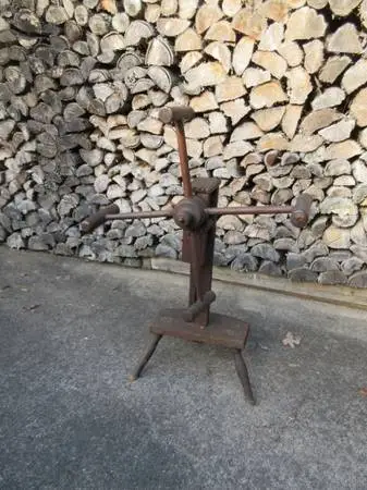 Primitive wooden yarn & wool winding wheel w/working gears