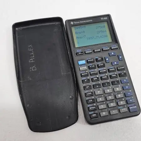 Texas Instruments TI-82 Graphing Calculator Tested and Working TI 82 M