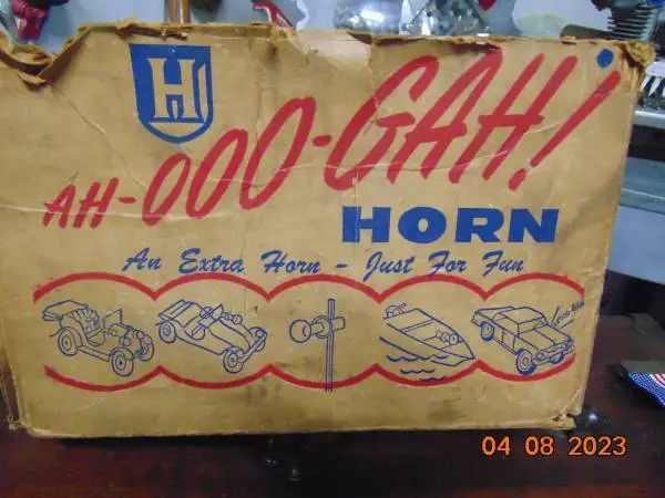 1959 n.o.s. hutchins ah oo gah horn in old box,as new from 59  much mo