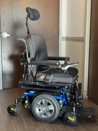 Quantum J4E Power Wheelchair – Tilt, Recline, Elevation – Excellent Co