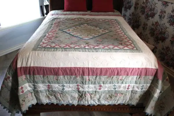 *Queen Size Quilt/Bedspread