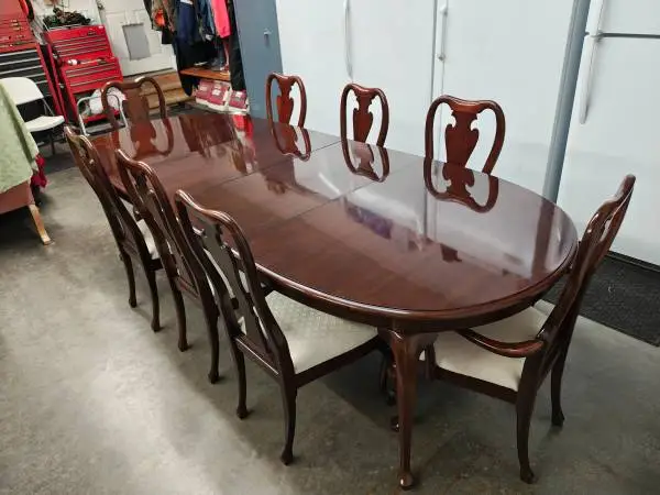Gorgeous Thomasville Dinning Table with 8 Chairs