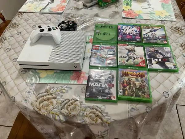 Microsoft xbox one s 500gb  with everything works good 8 games 180
