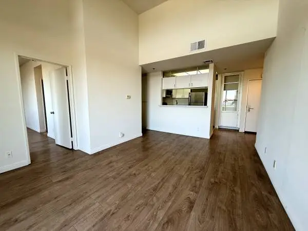 Top Floor Westwood 2BR 2BA Penthouse w/ Gas Stove/Oven/Dishwasher/More