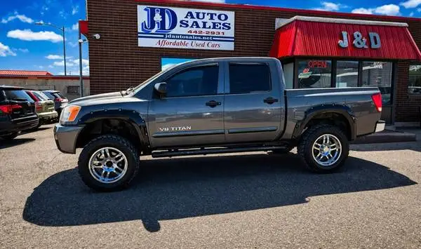 2010 Nissan Titan SE 4x4 V8- lifted
