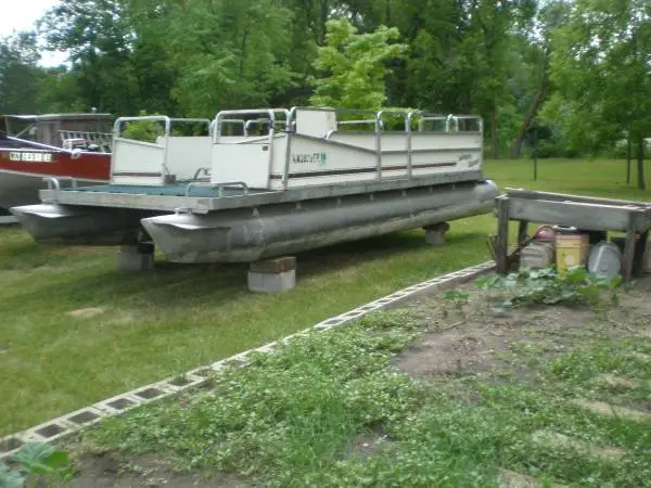 1983 Leisure Island 20foot pontoon
