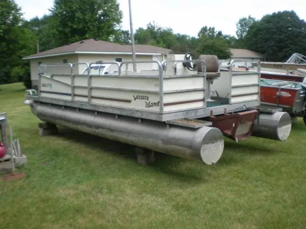 1983 Leisutre Island Pontoon 20 ft