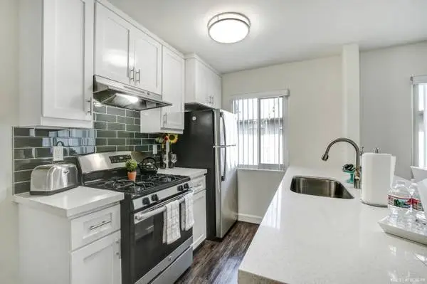 ♥ Stainless Steel Appls - Shaker Cabinets - 1 Bedroom in Van Nuys ♥