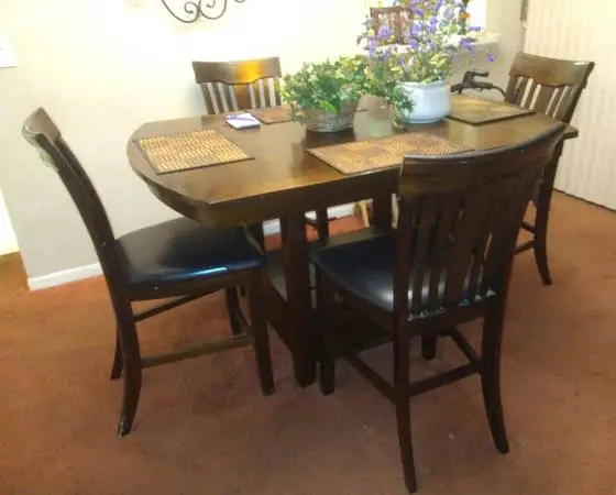 Very Nice Bistro Table Set, Table And 4 Matching Chairs