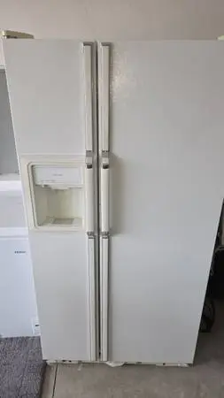 Refrigerator-runs great/looks good