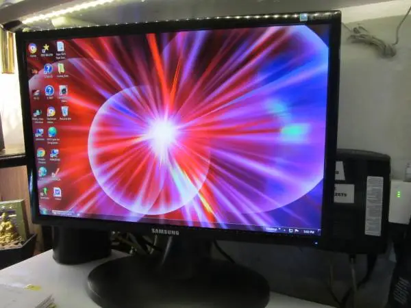 DELL 24 COMPUTER MONITOR