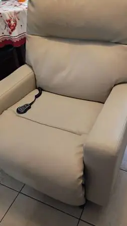 @@ Leather Power Lift recliner .Beige , excellent condition! ! Electric & remote