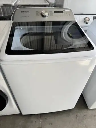 Like new Samsung washer top loader 5.4 cu.ft white color