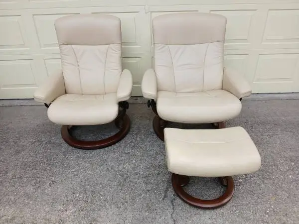 PAIR OF EKORNES STRESSLESS RECLINER CHAIRS AND OTTOMAN