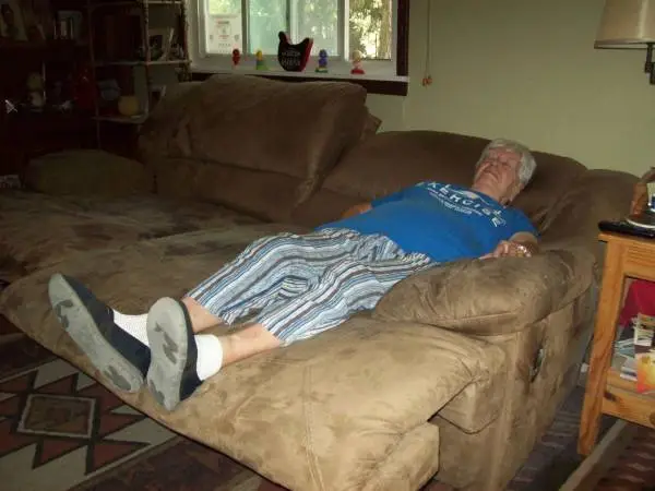 Dual reclining couch