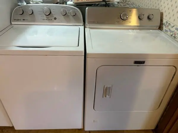 Like New whirlpool 2in1 agitator,washer and Maytag gas dryer