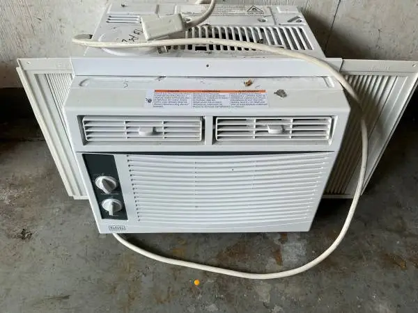 BLACK and DECKER 5000BTU AIR CONDITIONER