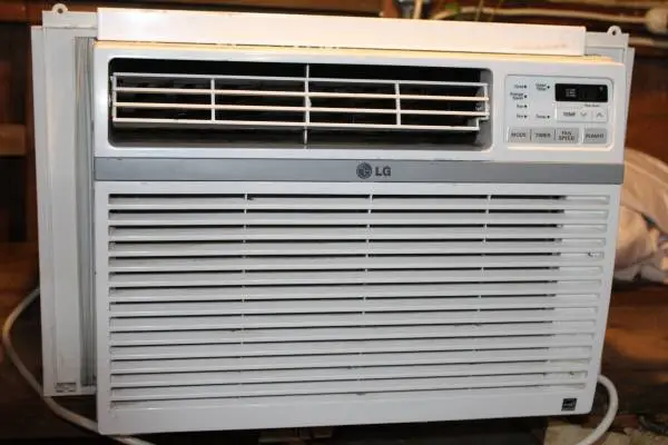 LG LW1015ER 10,000 BTU Window Air Conditioner in excellent condition.