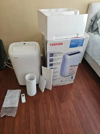 AIR CONDITIONER PORTABLE TOSHIBA NEW IN BOX,8000 BTU FOR ROOM 350 SQ F