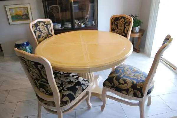 Solid Wood Round Pedestal Dining Set 4 Chairs and A Leaf
