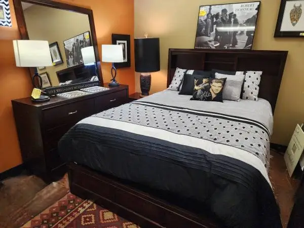 Queen-size Walter Wabash Modern5 Pc. Bedroom Set