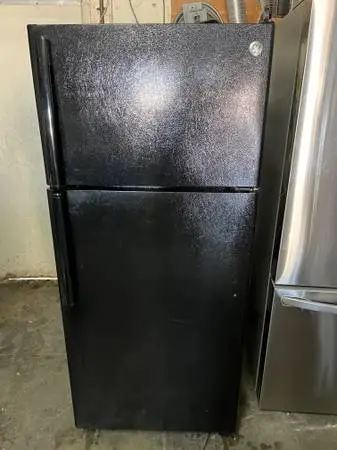GOOD CON..BLACK COLOR GE APARTMENT SIZE FRIDGE TOP FREEZER 17.0 cuft