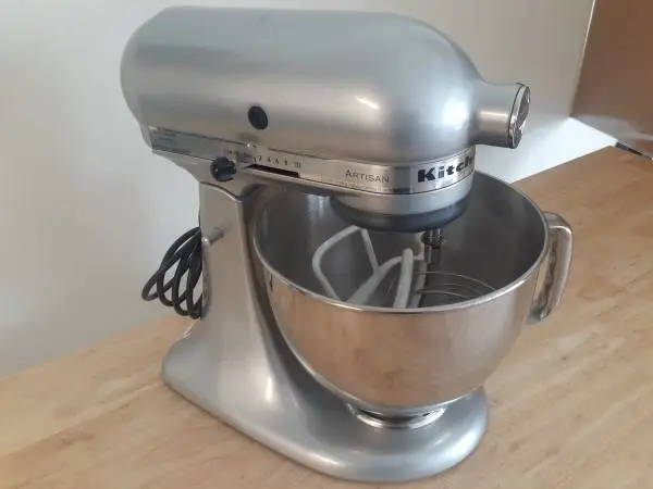 KitchenAid Artisan 5 qt. Tilt Head Stand Mixer, blender. Silver