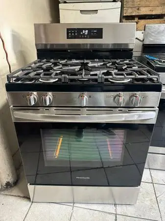 Frigidaire Stainless Steel 5 Burner gas stove LIKE NEW W/ WARRANTY!