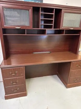 DESK && HUTCH