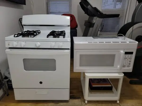NEW GE STOVE + MC MICROWAVE BUNDLE
