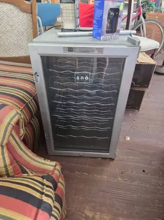 Wine cooler fridge has been tested works great in very good condition
