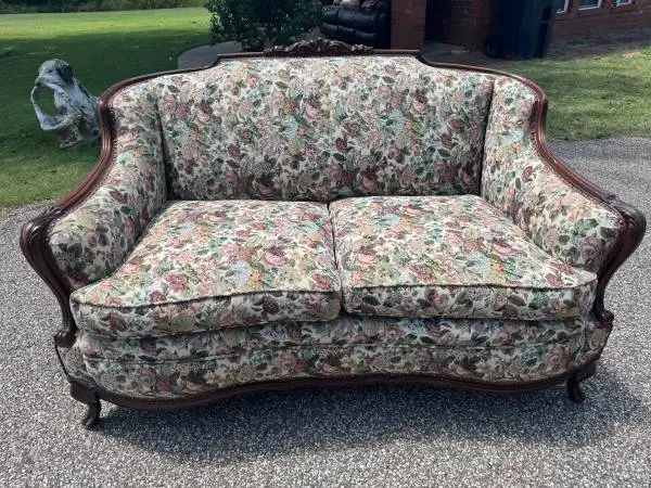 SUPER CUTE VINTAGE LOVESEAT WITH CARVED WOOD ACCENT