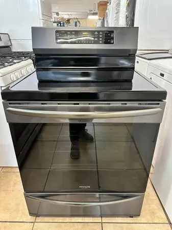 Frigidaire GCRI3058ADE Black Stainless Steel Induction stove LIKE NEW!