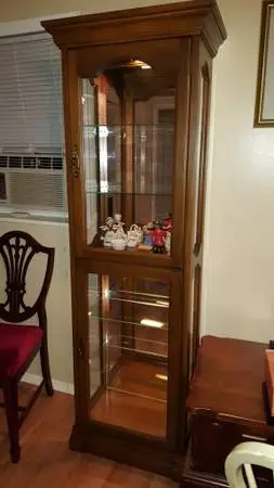 REALLY NICE CURIO CABINET - Show off your collectibles in style!