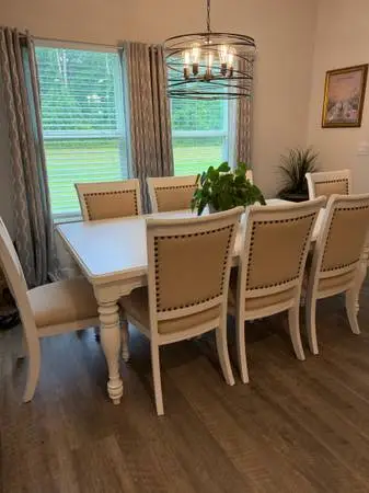 Practically NEW Dinning Room Set
