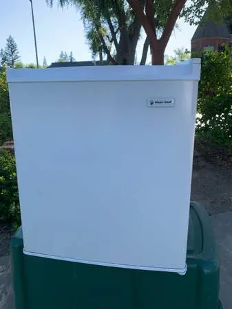 Magic Chef mini fridge w/ freezer compartment