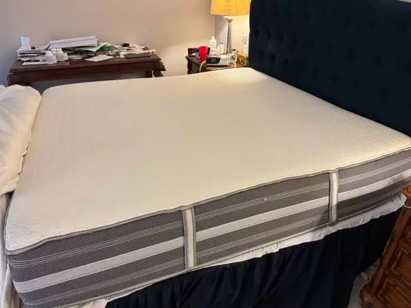 LIKE NEW Beautyrest Recharge Hybrid KING Mattress Retailss $2399