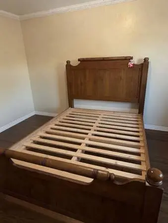 Broyhill FURNITURE Attic Heirlooms Solid Walnut Rustic Country Style Queen Size