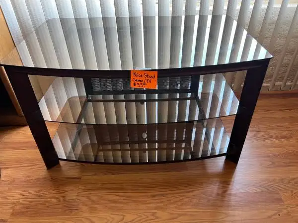 Nice clean TV / stand with glass shelf’s ( 40” wide x 25” deep x 24” t