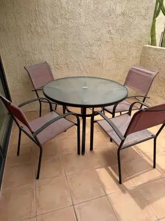 LIKE NEW Circular circle patio outdoor table 4 chairs dining backyard