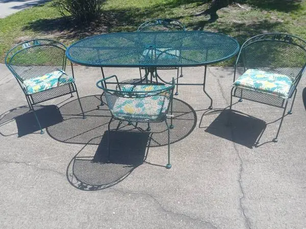 BEAUTIFUL VINTAGE OUTDOOR WOODARD/SALTERINI TABLE with 4 DINING CHAIRS