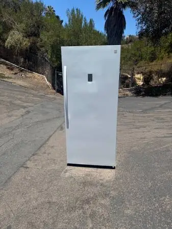 Giant 21 cubic upright freezer (free local delivery)