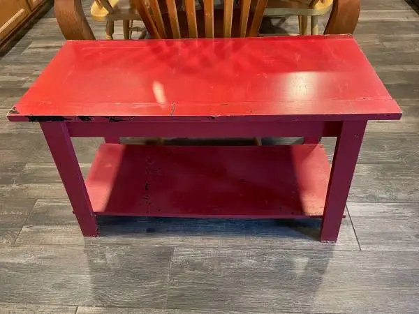 Cute red bench in Mesa