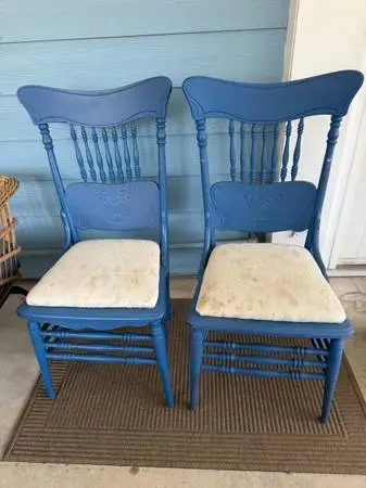 SET of 2 Wooden Vintage Chairs — need re-upholstery (a bit of mold ) + paint .