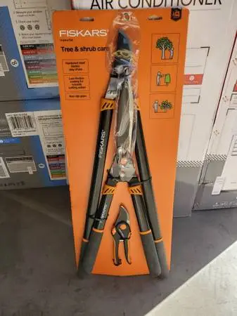New Fiskars Tree and Shrub Care Set 1/2 retail