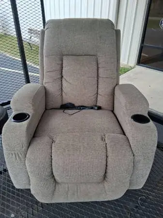 Like new lift chair with messager