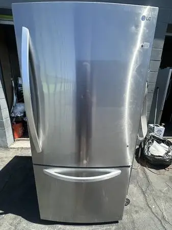 33 lg smart stainless steel bottom freezer refrigerator ice maker