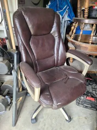 Suuuuuuuper comfy office chair has wear but PLENTY LIFE LEFT
