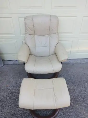 EKORNES STRESSLESS RECLINER AND OTTOMAN