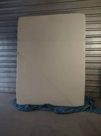 🟢 memory foam queen size mattress in good condition and clean 🟢